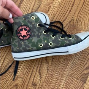 Converse camo gold star high tops